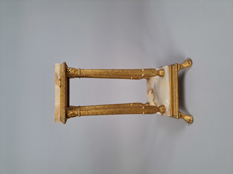 Piedestal, förgylld & marmor