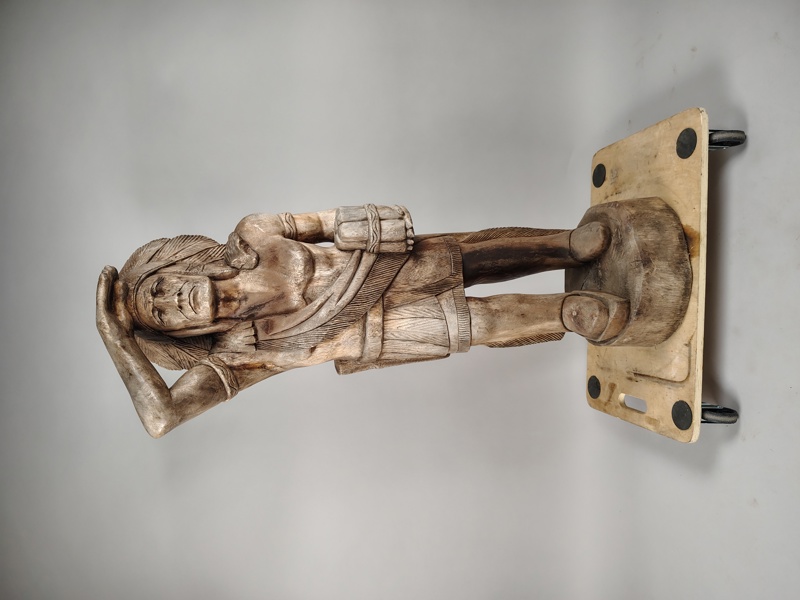 Större Träskulptur, Indian