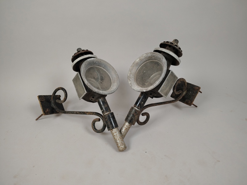 Vagnslyktor, med hållare i smide