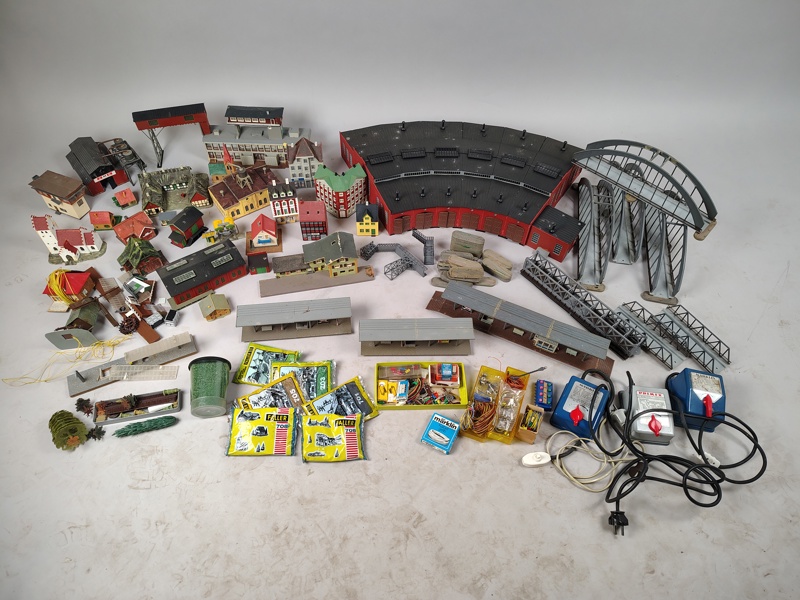 Parti tågbane tillbehör bl.a. Stationshus, byggnader m.fl.
