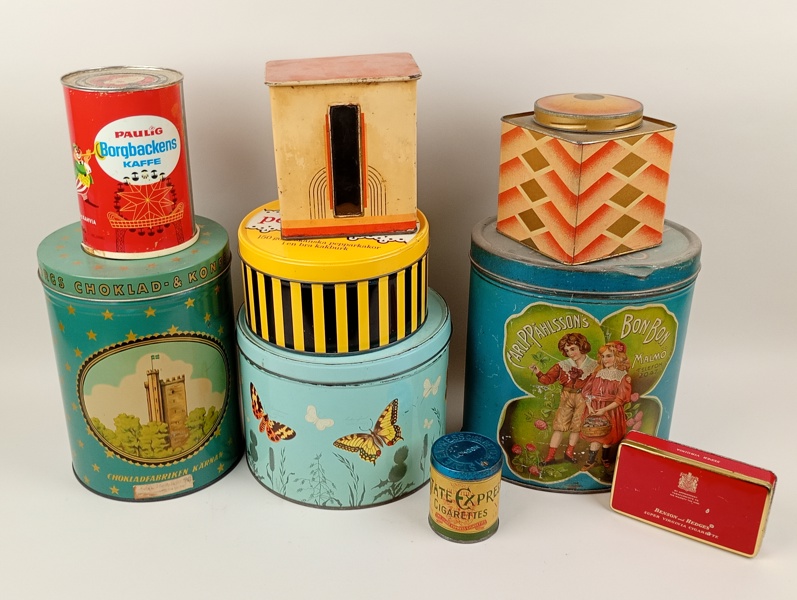 Parti plåtburkar bl.a.  Bon Bon