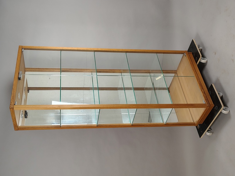 Vitrinskåp, ek Mjölkalånga träindustri AB