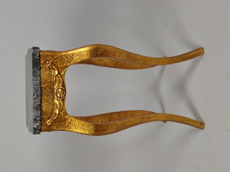 Piedestal, förgylld med marmorplatta