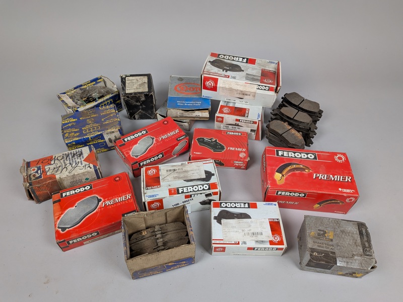 Parti diverse bromsbelägg till bil, obegagnade