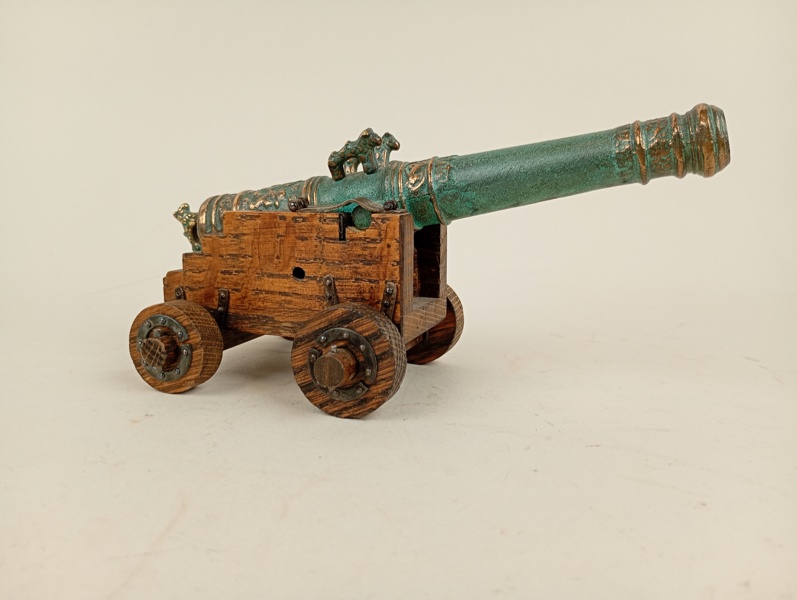 Mindre Bordskanon, trä & Bronss