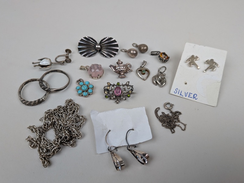Silversmycken bl.a. Broscher
