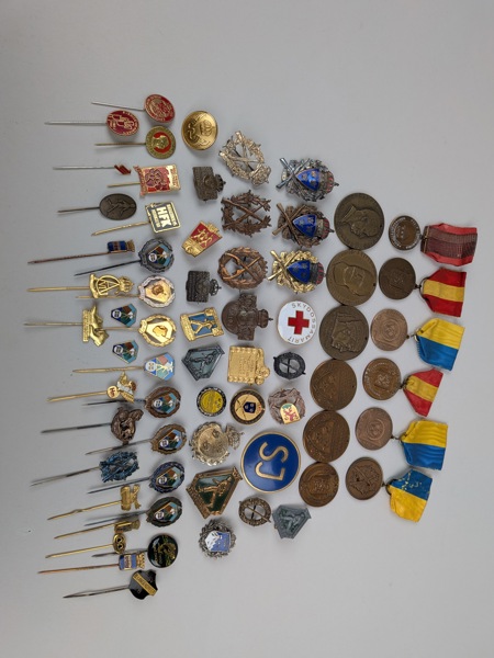 Pasrti medaljer, pins & nålar bl.a. Skytte