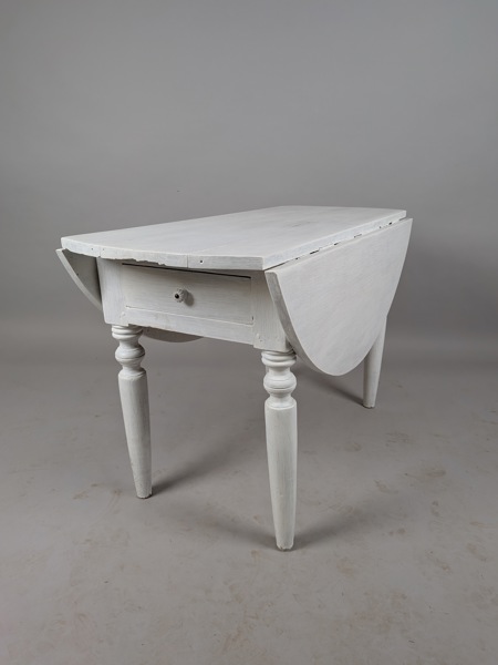 Klaffbord med lådor, ommålat