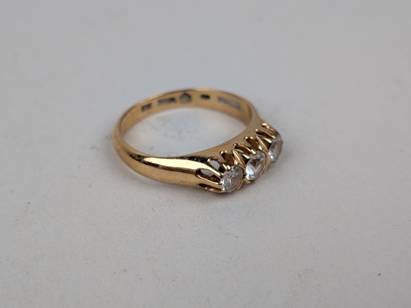 Guldring med vita stenar, 18 k Guld