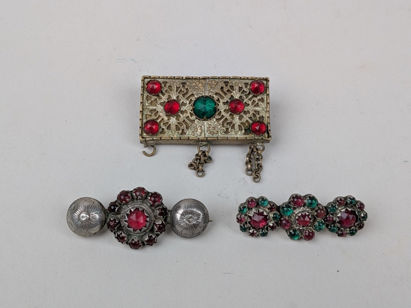 Broscher/dräktsmycke 3 st, Fluxstenar, Allmoge