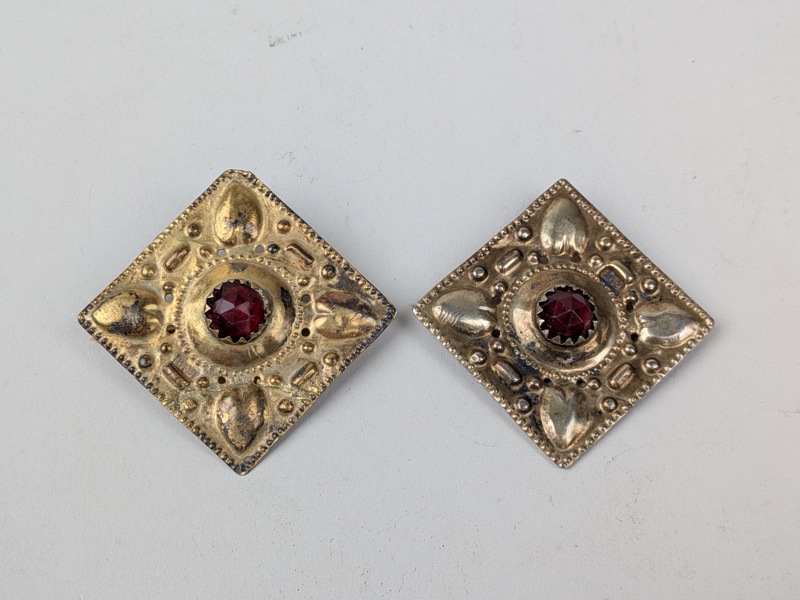 Broscher / Dräktsmycke 2 st, förgyllt Silver & Fluxsten, signerade LMH, Troligtvis Lars M Hörwall, Eksjö Tidigt 1900-tal