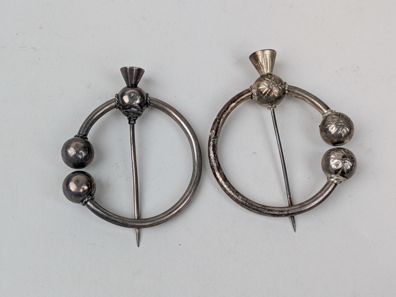 Dräktnålar 2 st, Silver 1876 & 1886, stämplad BE