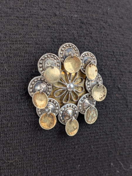 Brosch / Dräktsmycke, Silver & mässing 1886, Allmoge