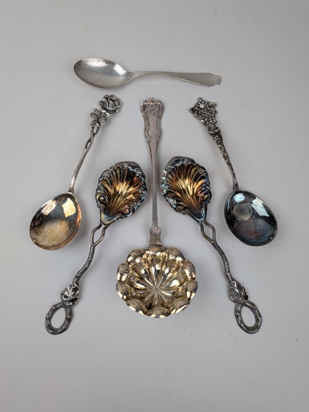 Silverskedar, socker ströare m.fl.