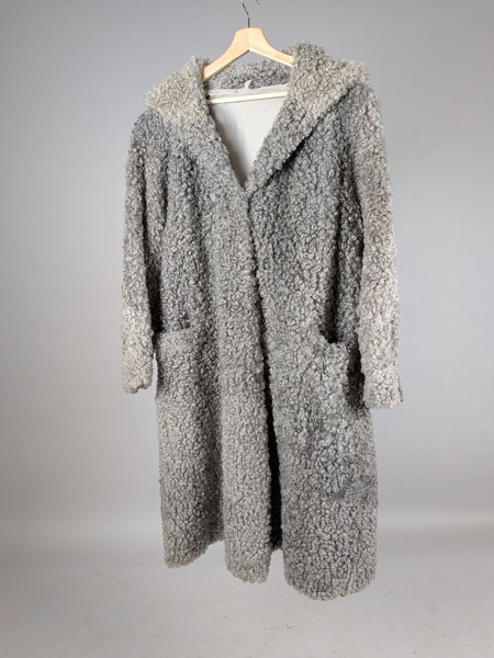 Lammskinnskappa, Dam