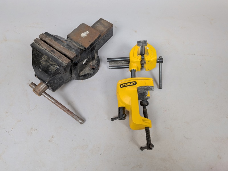 Skruvstäd 2 st bl.a. Stanley Multi-angle