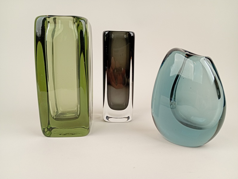 Vaser 3 st, Orrefors & Kosta bl.a. Vicke Lindstrand, signerade