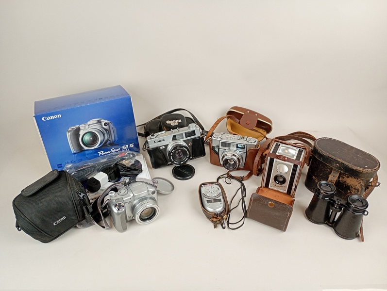 Parti kameror och kikare bl.a. Canon