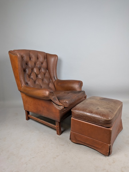 Öronlappsfåtölj med fotpall, skinn