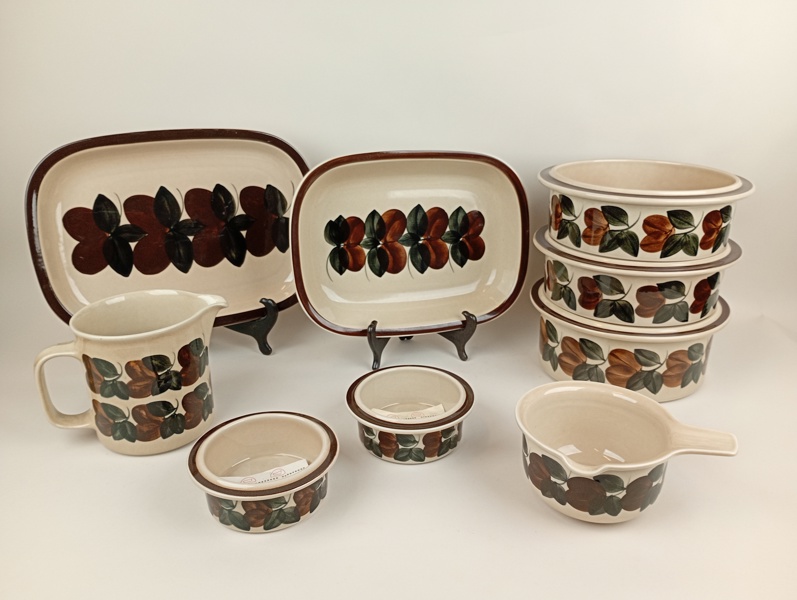 Servisdelar bl.a. Ungsformar, uppläggningsfat m.fl. "Ruija" Ulla Procopé Arabia Finland