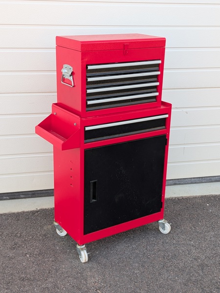 Verktygshurts på hjul, med innehåll