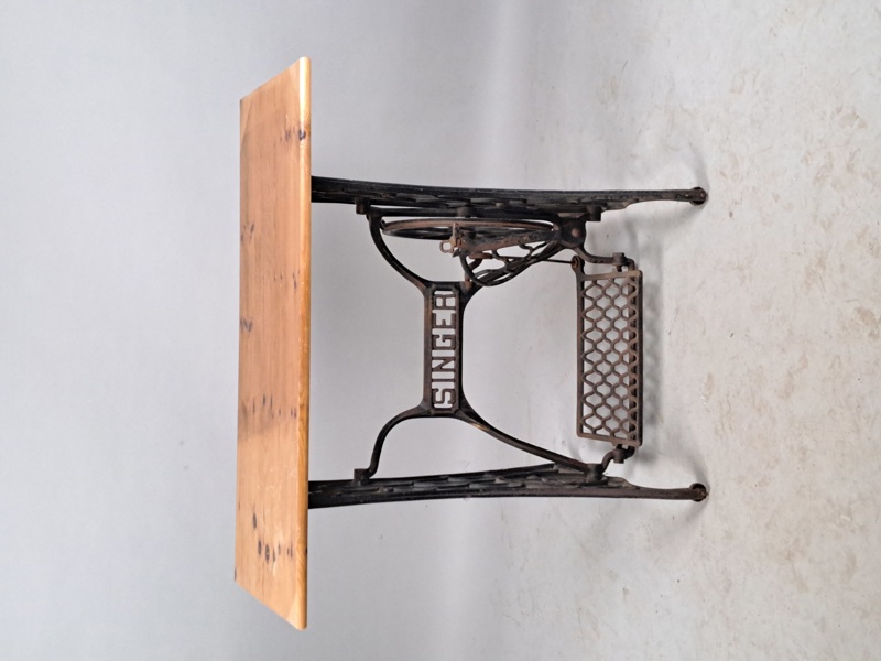 Bord med symaskins underrede, gjutjärn Singer