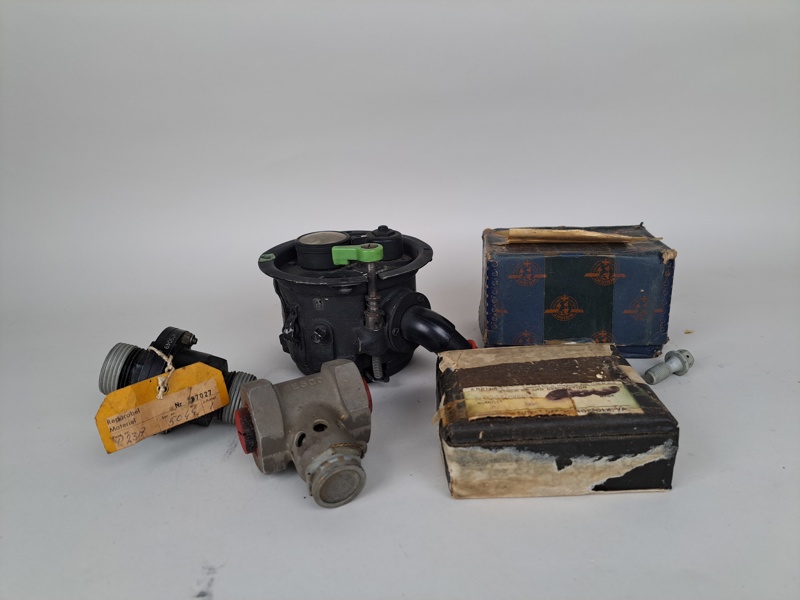 Parti flygplansdelar bl.a. syrgasregulator