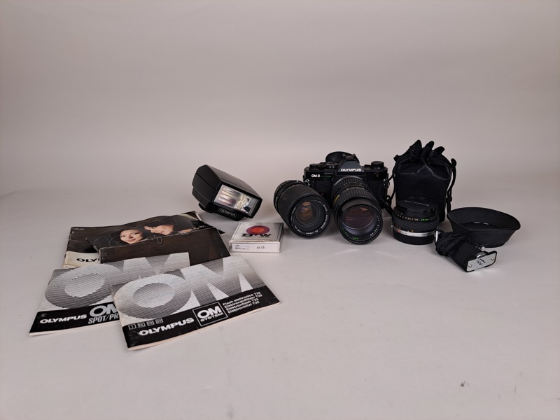 Kamera med tillbehör, Olympus OM-2 