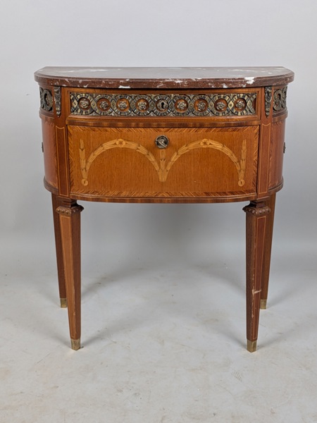 Stilbyrå med marmorskiva