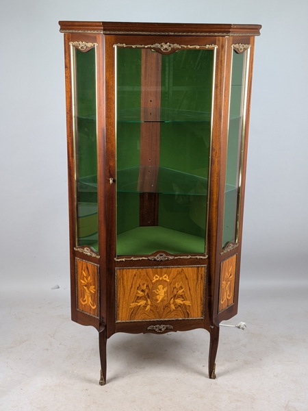 Hörnvititrin, Gustaviansk-stil