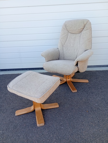 Snurrfåtölj med pall, Hjort Knudsen