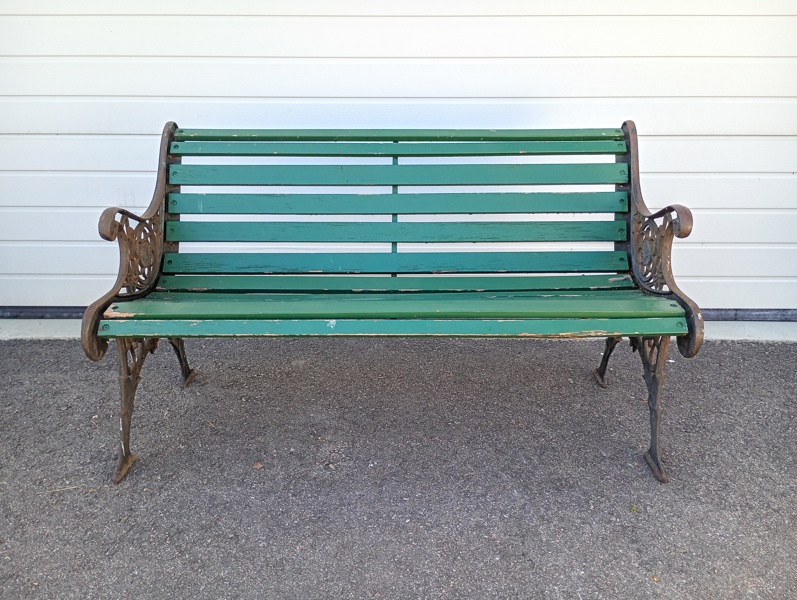 Trädgårdssoffa, gjutjärnsgavlar