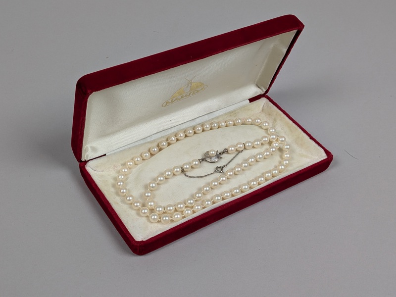 Pärlhalsband med silverspänne