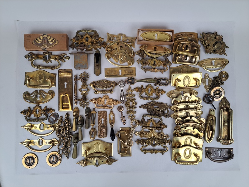 Parti beslag, handtag m.fl. mässing