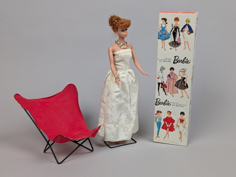 Barbiedocka, Midge 1962 Teen Age Fashion, Redhead Ponytail, med fåtölj & låda