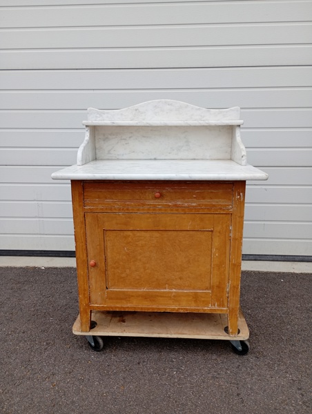 Kommod med marmorskiva