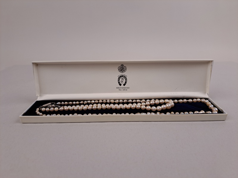 Pärlhalsband med silverspänne, 2 st