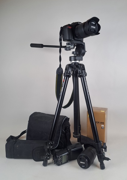 Digitalkamera med tillbehör, Nikon D90 bl.a. Nikkor 18-105 mm