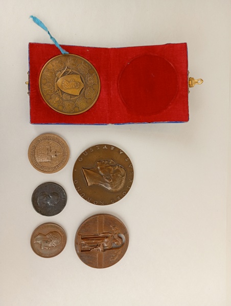 Medaljer, 6 st bl.a. Benignitatis Humane Finlandia Memor