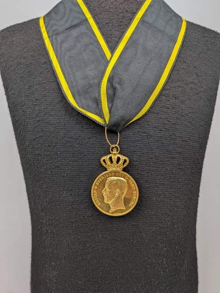 Guldmedalj, "För trohet & flit" Gustaf V 1924, 23 k Guld medalj & 18 k Guld Krona