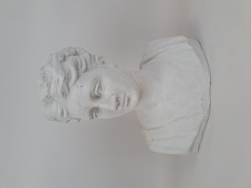 Skulptur /kvinnobyst, konstmassa