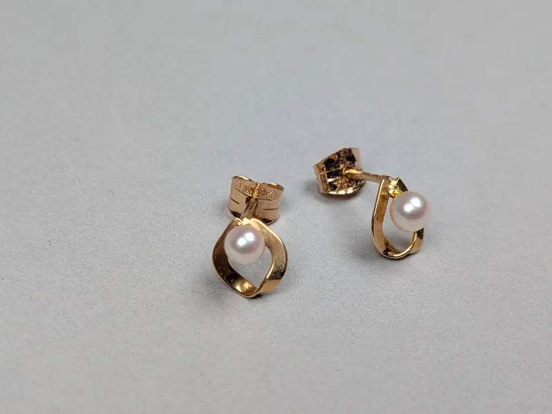 Örhänge, 18 k Guld med pärla