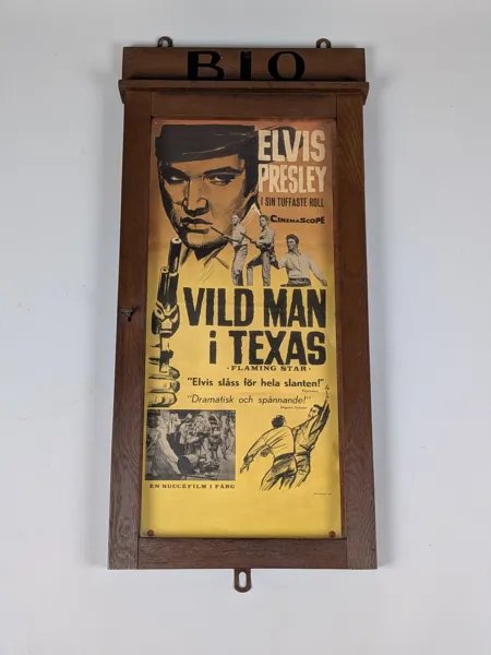 Visningsmonter med Filmaffisch, "Vild man i Texas" ek & glas