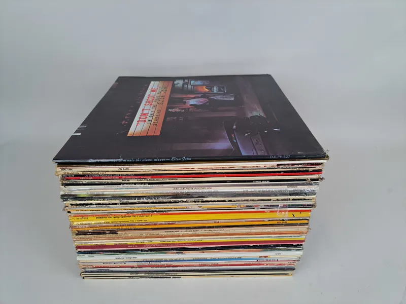 Parti LP-skivor, bl.a. Elton John, blandad genre