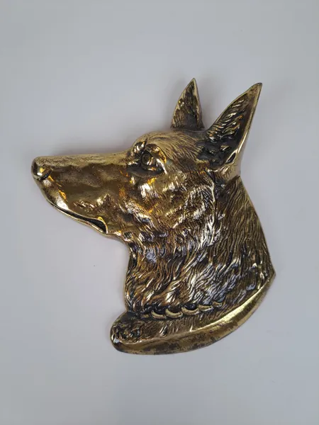 Väggdekoration, Mässing hund
