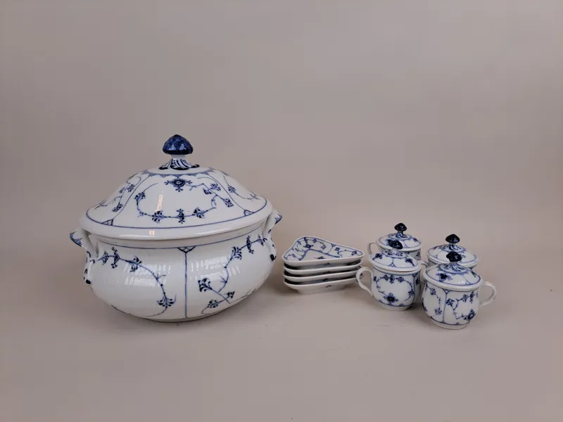 Servisdelar, bl.a. Cremekoppar "Musselmalet" Royal Copenhagen Danmark