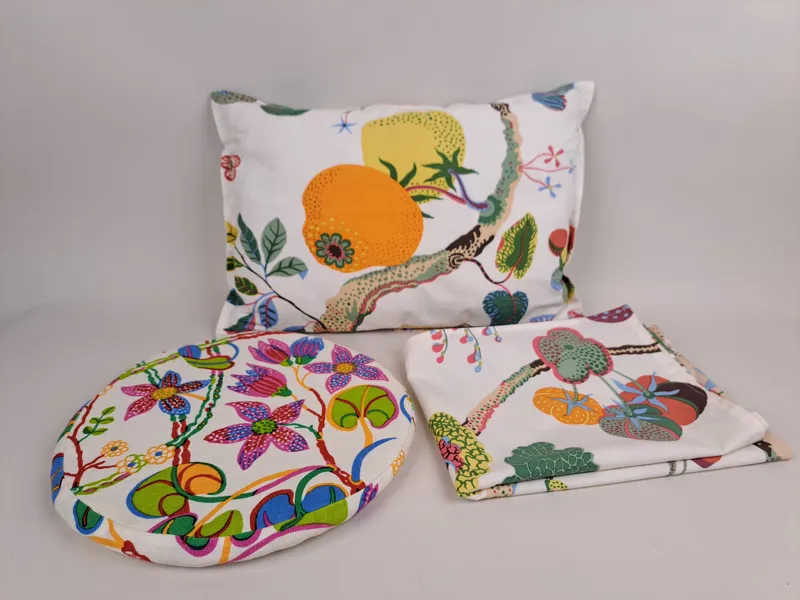 Gardinkappa & uppsydda kuddar, tyg ifrån Svenskt tenn bl.a. "Vegetable Tree" Josef Frank för svenskt tenn