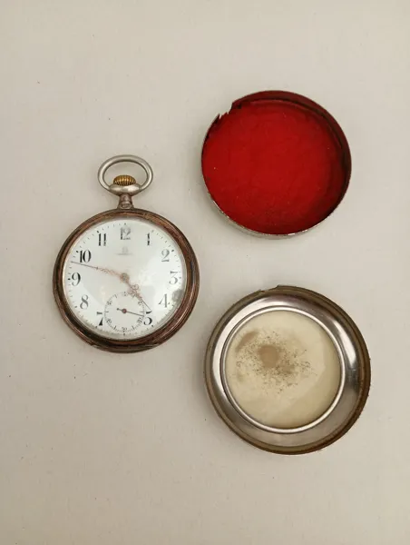 Fickur, Omega, Silverboett