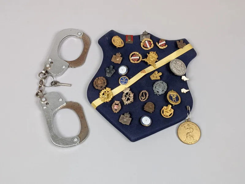 Pins & handfängsel