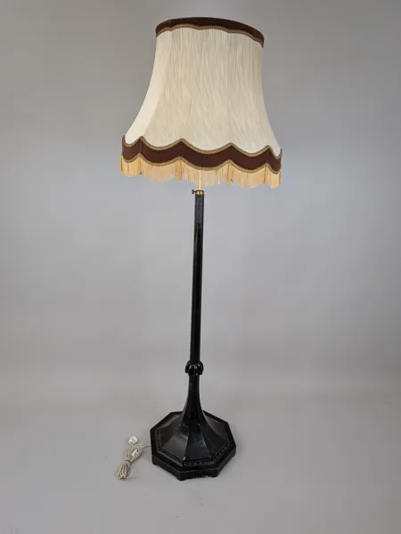 Golvlampa, fot i trä